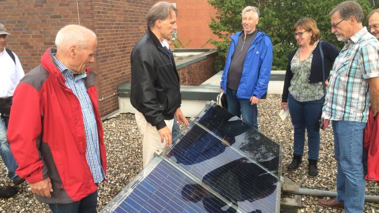 Bereits seit Jahren informiert Klimaschutzfonds-Vorsitzender Michael Koehn (Zweiter von links) Besucher über die Solaranlage auf dem Dach des Wedeler Rathauses. Deren Förderung läuft jetzt aus. Dem Fonds versiegt damit eine Einnahmequelle.