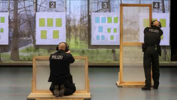 Polizisten trainieren in der neuen Raumschießanlage der Fachhochschule für öffentliche Verwaltung, Polizei und Rechtspflege des Landes Mecklenburg-Vorpommern.