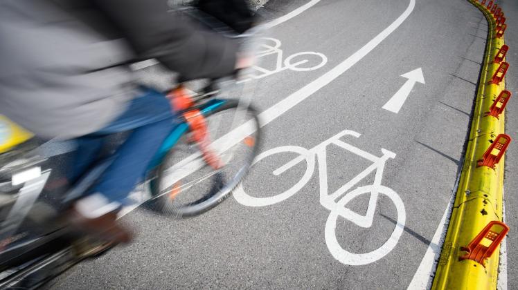Was tun, wenn der Radverkehr ausgebaut werden soll, zusätzlicher Platz für breitere Fahrstreifen aber nicht vorhanden ist? In Quickborn könnten die Radfahrer eigene Wege auf den Fahrbahnen bekommen.
