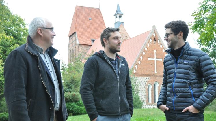 Sie wollen die Recknitzer Kirche als Kulturort mit Strahlkraft über die Region hinaus bekannt machen: Thomas und Johannes Kretschmann sowie Axel Meier (v. l.).