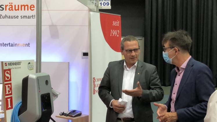 Die Schweriner Elektroinstallation von Geschäftsführer Olaf von Müller (l.) präsentiert Dezernent Bernd Nottebaum und anderen Gästen ihre Innovationen im Bereich Smart Home. 
