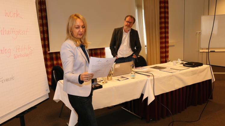 Während der Klausur: Verbandspräsident Thomas Tweer mit Geschäftsführerin Pamela Buggenhagen