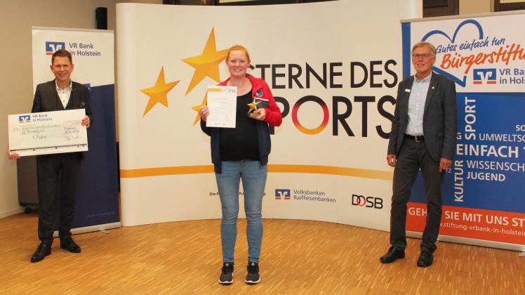 Ausgezeichnet: Die Kinderschutzbeauftragte Jana Glindmeyer vom VfL Pinneberg nahm Urkunde und Pokal bei der Sterne-des-Sports-Ehrung in Pinneberg entgegen.