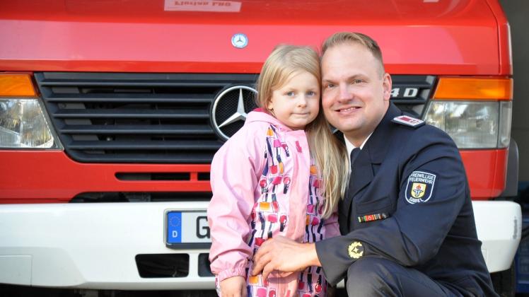 Familie, Feuerwehr, Heimat: Oberbrandmeister Philipp Tintemann mit seiner Tochter Anastasia. 