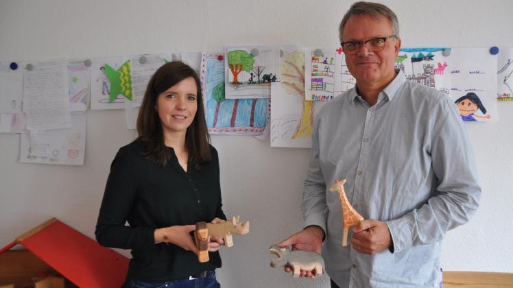 Auch Holzspielzeug hilft zum Beispiel dabei, Probleme von Kindern zu ermitteln: Sabrina Bittermann, Leiterin des Kinder-, Jugend- und Familientreffs in Parchim, und Bernd Guttzeit, der als Sozialpädagoge und Familientherapeut in der Psychologischen Beratungsstelle arbeitet Auch Holzspielzeug hilft zum Beispiel dabei, Probleme von Kindern zu ermitteln: Sabrina Bittermann, Leiterin des Kinder-, Jugend- und Familientreffs in Parchim, und Bernd Guttzeit, der als Sozialpädagoge und Familientherapeut in der Psychologischen Beratungsstelle arbeitet