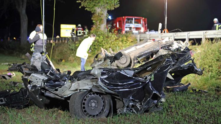Horror-Unfall auf B 108 nahe Laage (LRO): Auto mit zwei Insassen rast gegen zwei Bäume, Wagen zerreißt in zwei Teile - Beifahrer tot, Fahrer (29) schwer verletzt - stundenlanger Großeinsatz