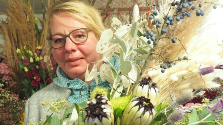 Hortensien, Eukalyptus und Disteln sind der moderne Hingucker, weiß Floristin Anne Jähnig-Brügmann. Hortensien, Eukalyptus und Disteln sind der moderne Hingucker, weiß Floristin Anne Jähnig-Brügmann.