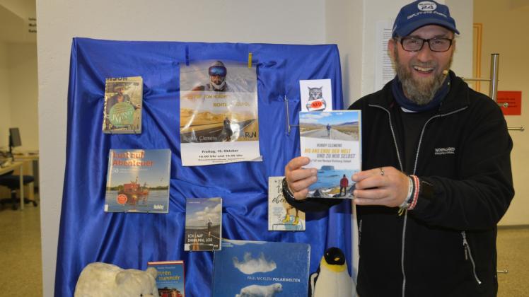 Robby Clemens mit dem Buch zur Tour. Robby Clemens mit dem Buch zur Tour.