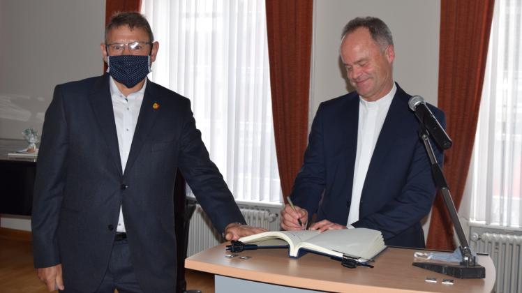 Der seit September 2019 im Amt befindliche Bischof im Sprengel Mecklenburg und Pommern der Evangelisch-Lutherischen Nordkirche, Tilman Jeremias, trägt sich ins Goldene Buch der Stadt Sternberg ein. Links Bürgermeister Armin Taubenhein. Der seit September 2019 im Amt befindliche Bischof im Sprengel Mecklenburg und Pommern der Evangelisch-Lutherischen Nordkirche, Tilman Jeremias, trägt sich ins Goldene Buch der Stadt Sternberg ein. Links Bürgermeister Armin Taubenhein.
