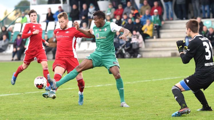 Daniel Olaoye gab nach langer Verletzungspause gegen Neustrelitz sein Comeback, vergab allerdings kurz vor dem 1:2 eine gute Möglichkeit auf eine Pampower Führung. 
