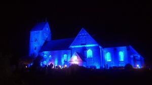 Die Nieblumer St.-Johannis-Kirche leuchtete blau.