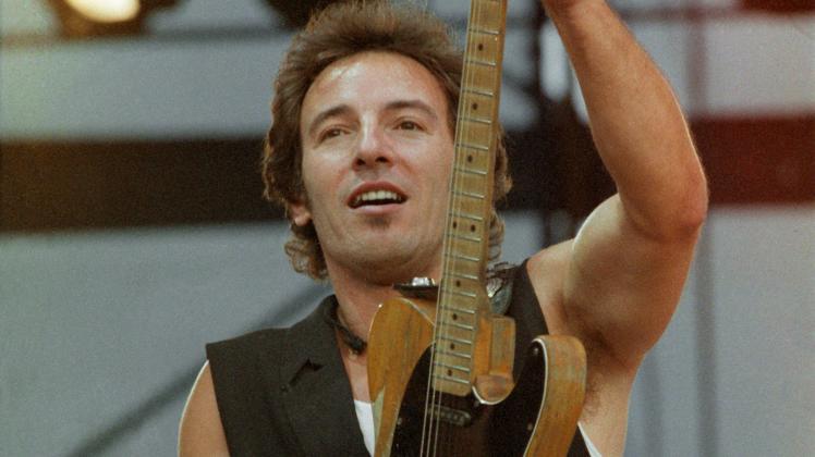 Der amerikanische Rocksänger Bruce Springsteen spielt bei einem Auftritt in Ostberlin am 21. Juli 1988 auf seiner E-Gitarre.