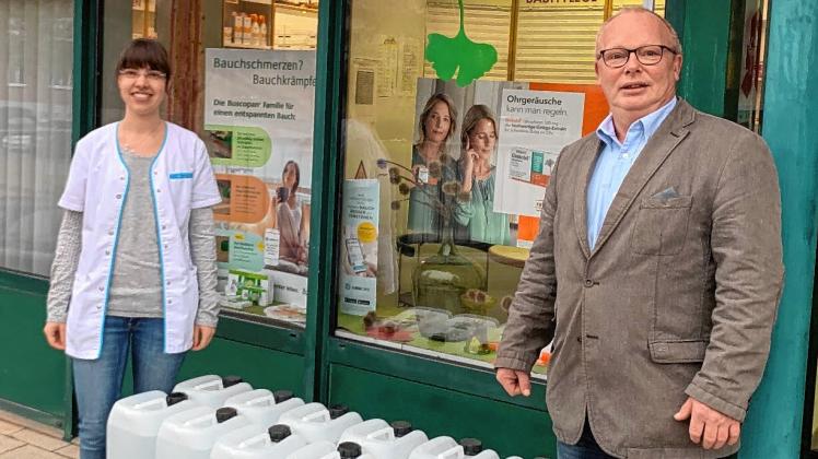 Großzügige Spende: Andrea Seidler von der Godewind-Apotheke übergab die Desinfektionsmittel an Marco Drenckhan vom ATSV Güstrow. 