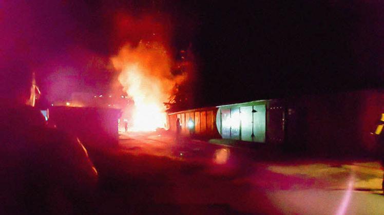 Flammen schlagen aus einer Garage an der Ratzeburger Straße.