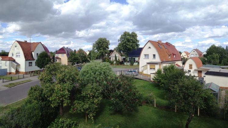Blick aus dem Ahornweg 67 auf die Häuser in der Scholle-Siedlung mit den charakteristischen Zollbau-Dächern 