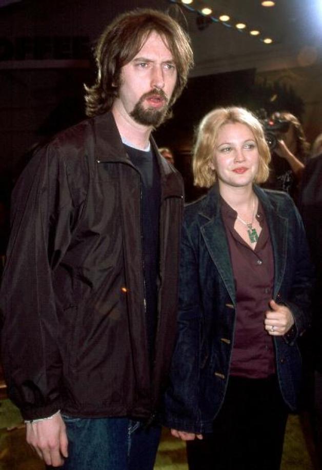 Drew Barrymore hat zwei Kurz-Ehen hinter sich. 1999 war sie ganze 39 Tage mit dem Barbesitzer Jeremy Thomas verheiratet. Sechs Monate hielt ihre zweite Ehe mit Schauspieler Tom Green. Foto: dpa