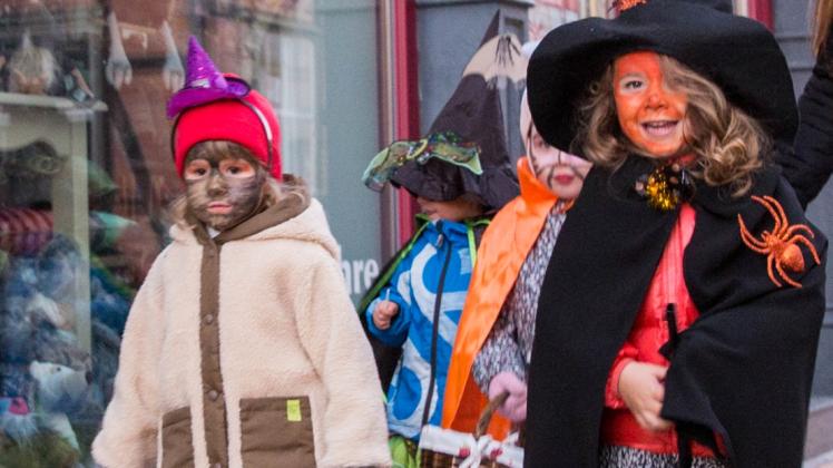Kleine Hexen geistern durch die Straßen und erschrecken ahnungslose Fußgänger. Halloween ist besonders für Kinder ein großer Spaß. Mit ein paar Regeln spricht auch dieses Jahr nichts dagegen. 
