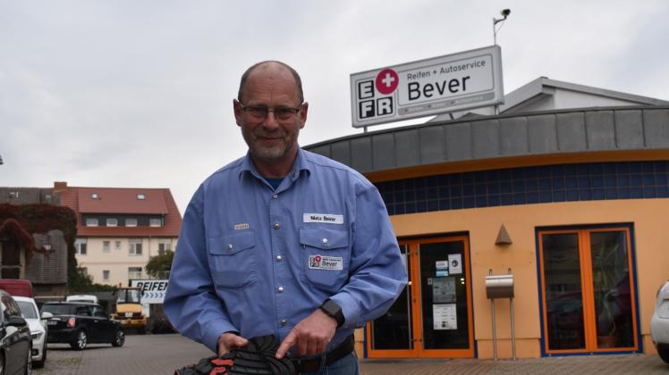 Zeit für den Reifenwechsel: Niels Bever und seine neun Mitarbeiter haben alle Hände voll zu tun.  