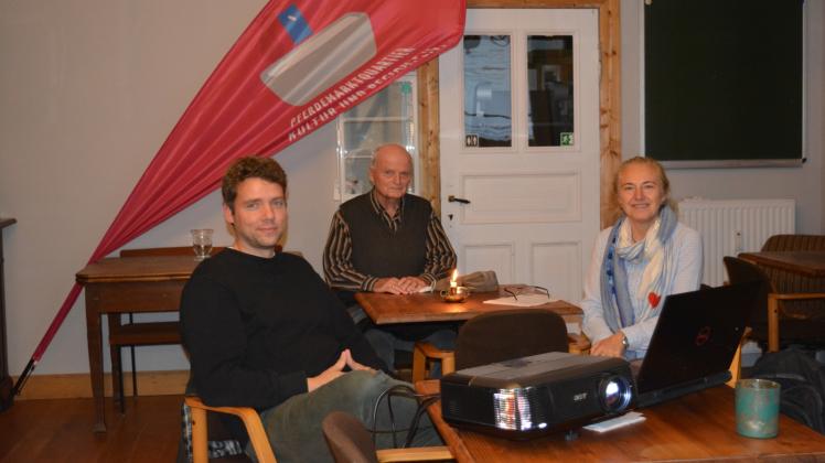 Beim ersten Info-Abend beantworteten Carsten Krüger (l.) und Grudrun Lidzba die Fragen von Wolfgang Pfannenschmidt rund um das Thema Bürgerhaushalt.