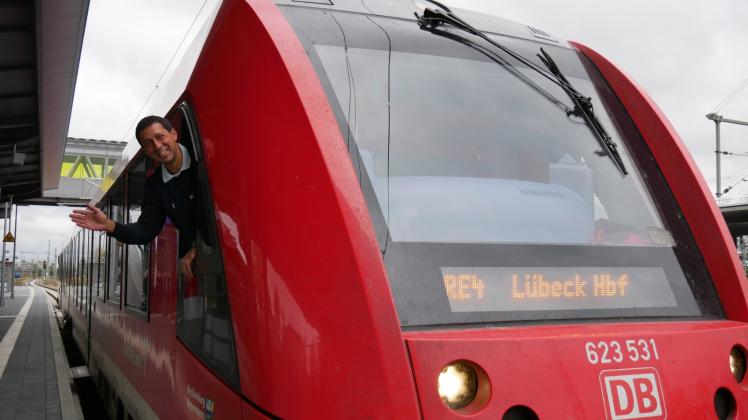 Bitte alle einstiegen: Ralf Hackbarth fährt seit 36 Jahren die Bahnen durch MV, heute bis nach Lübeck.  