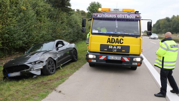 Glück im Unglück hatte der Fahrer dieses Ford Mustang, als das Vorderrad seines Sportwagens auf der A19 bei Laage bei Tempo 260 blockierte. 