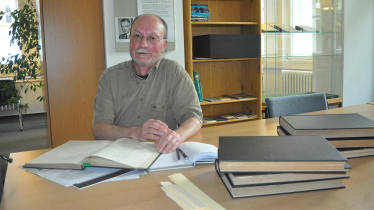 Hat im Auftrag der Stadt die kampflose Übergabe Güstrows 1945 untersucht: der Rostocker Historiker Dr. Ingo Sens, hier bei seiner Arbeit im Stadtarchiv Güstrow. 