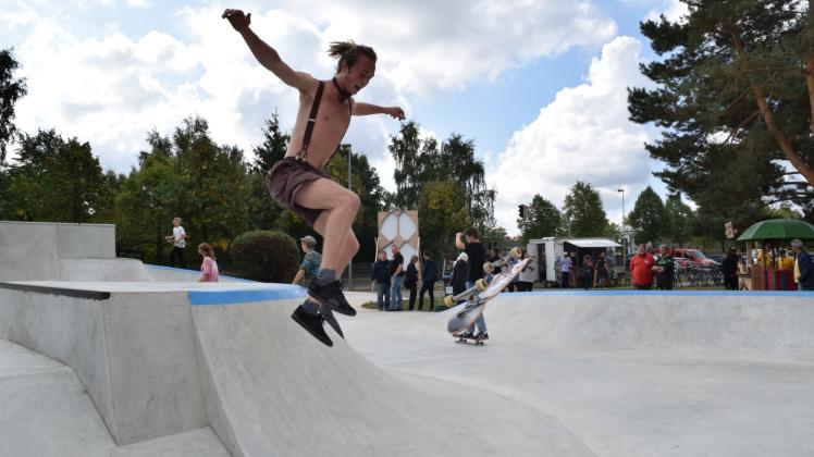 Der Skaterpark ist beliebt: Tilman Biallas landet sicher auf seinem Board. Die Anlage soll nun Lampen bekommen.  