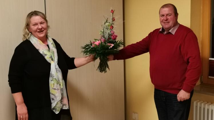 Einen Blumenstrauß als Dankeschön überreichte der neue Vorsitzende Jens Strohschein seiner Vorgängerin Manuela König-Jabs. 