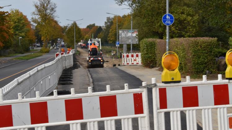 Die Fahrspuren stadtauswärts auf der Grevesmühlener Straße sind gesperrt. Dort wird eine Trinkwasserleitung verlegt. Fuß- und Radweg und Fahrbahn werden anschließend gleich repariert. 
