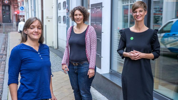 Claudia Schulz (v.l.), Ulrike Berger und Anne Shepley stehen vor einer Pressekonferenz zur Vorstellung von Kandidaten von Bündnis90/Die Grünen bei den Landtagswahlen 2021 in Mecklenburg-Vorpommern vor einem Café in Schwerin.
