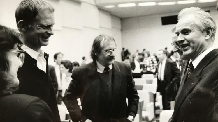 Klaus Schlüter (l.) als Minister ohne Geschäftsbereich im Gespräch mit Hans Modrow, dem letzten Vorsitzenden des Ministerrates der DDR im Februar 1990   