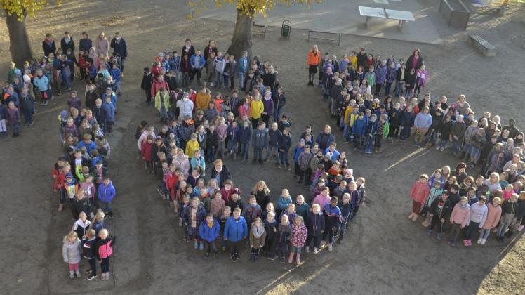 Alle 302 Schüler der Stadtschule versammelten sich auf dem Schulhof, um das Jubiläum zu feiern. Alle 302 Schüler der Stadtschule versammelten sich auf dem Schulhof, um das Jubiläum zu feiern.