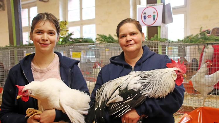 Erfolgreiches Gespann mit ihren Italiener-Hühnern: Justine Sugge (l.) belegte den zweiten Platz bei den Vereinsmeistern und Mutter Kristin Sugge-Schütt erhielt einen Ehren- und einen Zuschlagspreis. 