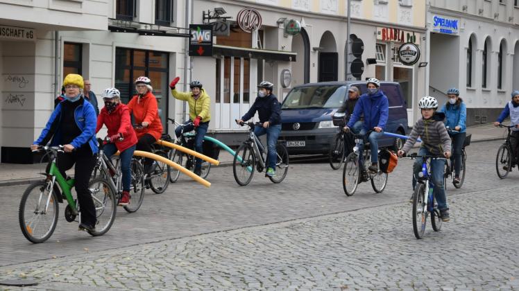 Mit Poolnudeln auf den Gepäckträgern fahren 50 Fahrradfahrer durch die Innenstadt