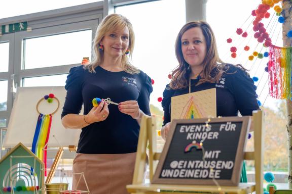 Nadine Voigt (rechts) ist die Inhaberin von Eintausendundeine Idee. Zusammen mit  Kollegin Janette Schnauber bietet sie seit einem Jahr Kinderbetreuung bei Hochzeiten mit ihren nachhaltigen Spielwaren und Bastelideen an.