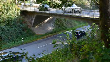 60 Jahre alt und marode: Die Brücke über die B76 muss saniert werden – und dafür gesperrt.