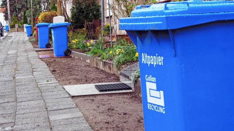 Blaue Tonnen  gehören in vielen Orten zum Straßenbild. Nicht alle wollen sie haben, viele bevorzugen die Altpapier-Entsorgung am Container. 