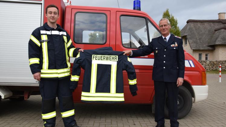 Neue Dienstkleidung für die Feuerwehr Barnin: Thomas Schwarz (r.) überreicht sie Christian Schulz. 