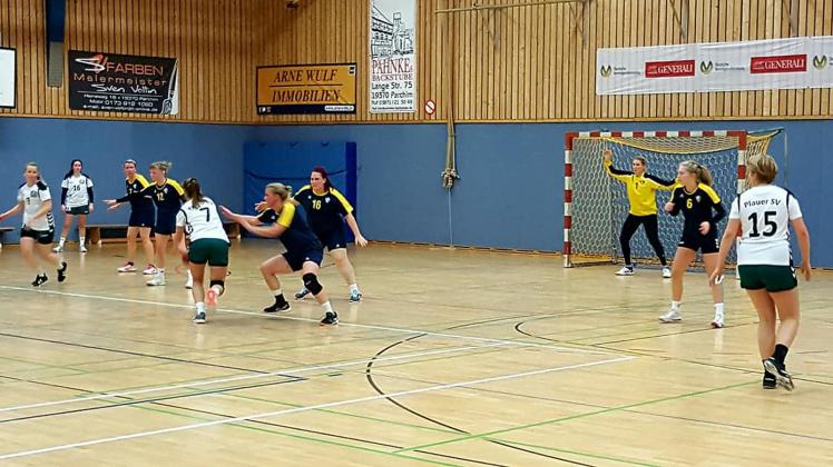 Die Plauer Bezirksliga-Handballerinnen (helle Trikots) retteten mit einem Schlussspurt noch einen Tabellenpunkt in der Spornitzer Halle gegen Gastgeber SV Matzlow/Garwitz.