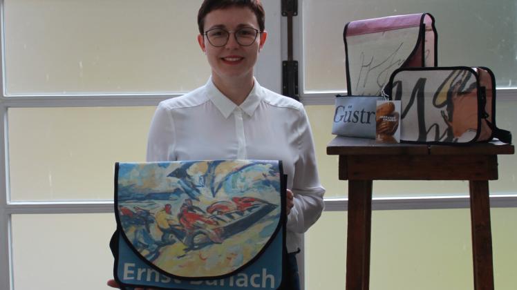 „Ein Kulturbetrieb ist angehalten, nachhaltig zu denken“, sagt Magdalena Schulz-Ohm. Sie ist stolz auf die recycelten Barlach-Taschen. 