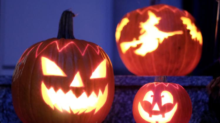 shz.de zeigt im Video, wie Sie Kürbisse zu Halloween schnitzen können.