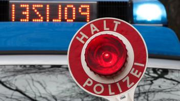 Symbolfoto Polizei im Einsatz Polizeiwagen Streifenwagen Blaulicht rote Leuchtschrift STOP POLI