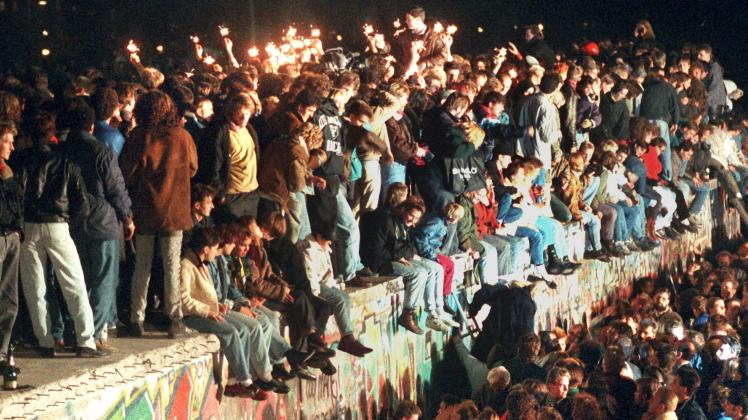 Grenzenlose Freude: Hunderte Menschen bejubeln den Fall der  Berliner Mauer am 9.November 1989. 
