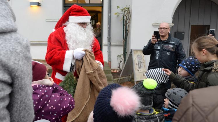 Vor dem Langen Haus in Rehna dürfte in diesem Jahr wohl kein Weihnachtsmann Geschenke verteilen. Der Adventsmarkt wurde abgesagt.