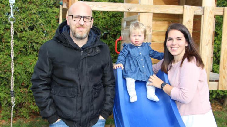 Wünschen sich eine Lösung für die Kita Pusteblume: Die Elternvertreter Stephanie Kohlmann und Florian Stunz. Die kleine Emilia (1) steht bereits auf der Warteliste für einen Kita-Platz. 