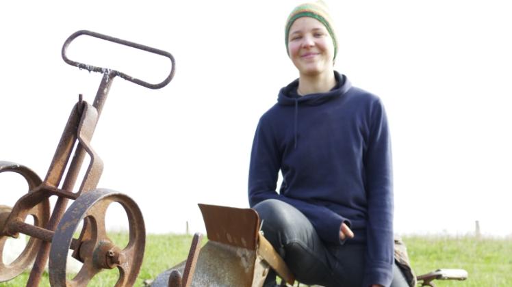 Arbeitet gerne mit den traditionellen landwirtschaftlichen Geräten: Für FÖJlerin Runa Degenkolb ist das Leben in der Dorfgemeinschaft Klein Hundorf purer Luxus. 