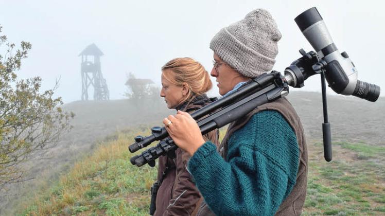 Marlene Hardt (h.) und Sophie Hoffmann (v.) bei der morgendlichen Gebietskontrolle am Mühlenberg bei Groß Leppin. Das Fernrohr gehört zur Grundausstattung der Naturwächterinnen. 