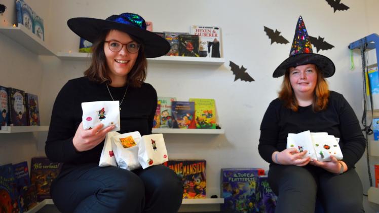 Johanna Gumz (l) und Carolin Renkewitz freuen sich auf Halloween. 