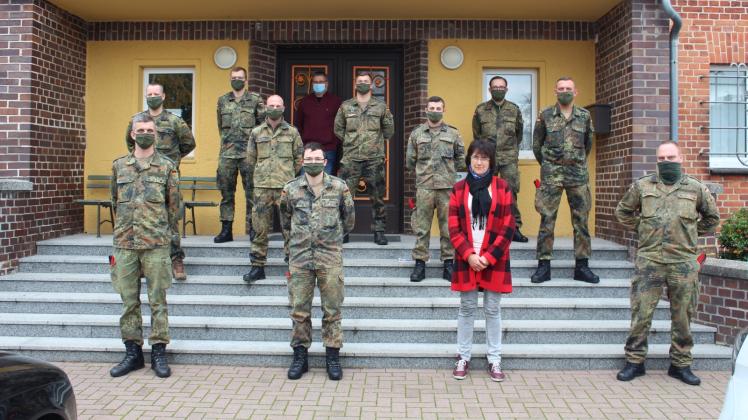 Zehn Soldaten aus Prenzlau mit Manuela Krutzky vom Gesundheitsamt vor dem Gebäude des Katastophenschutzes in Perleberg. 
