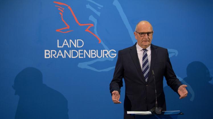 Ministerpräsident Dietmar Woidke (SPD) kündigt neue Verschärfungen im öffentlichen Leben an. 